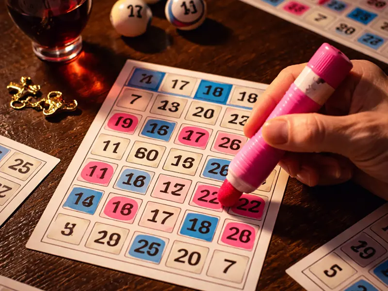 Cartoes de bingo e marcadores na mesa de jogo